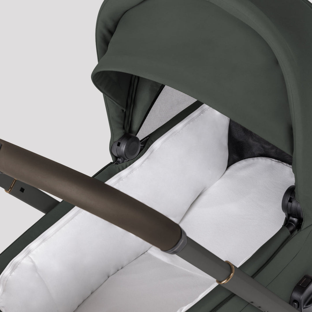 Silver Cross Breez Compact Bassinet (Ships end of July)