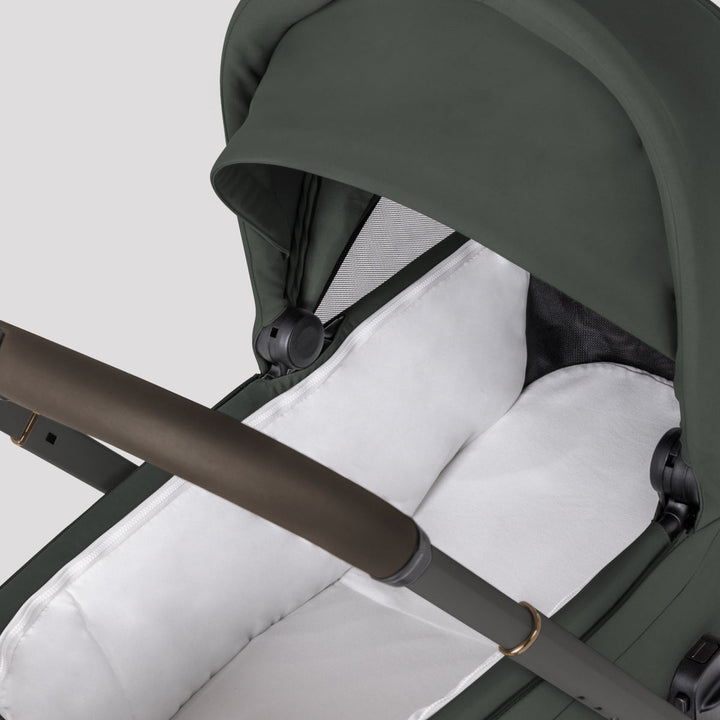 Silver Cross Breez Compact Bassinet (Ships end of July)
