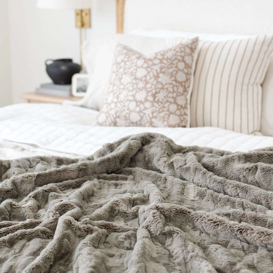 Patterned Faux Fur Throw Blanket Saranoni    [variant_option4] [variant_option5] [variant_option6] [variant_option7] [variant_option8] [variant_option9] 1